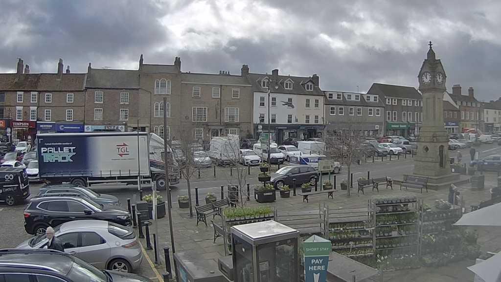 Thirsk webcam overlooking the Market Place