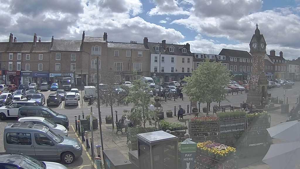 Thirsk webcam overlooking the Market Place