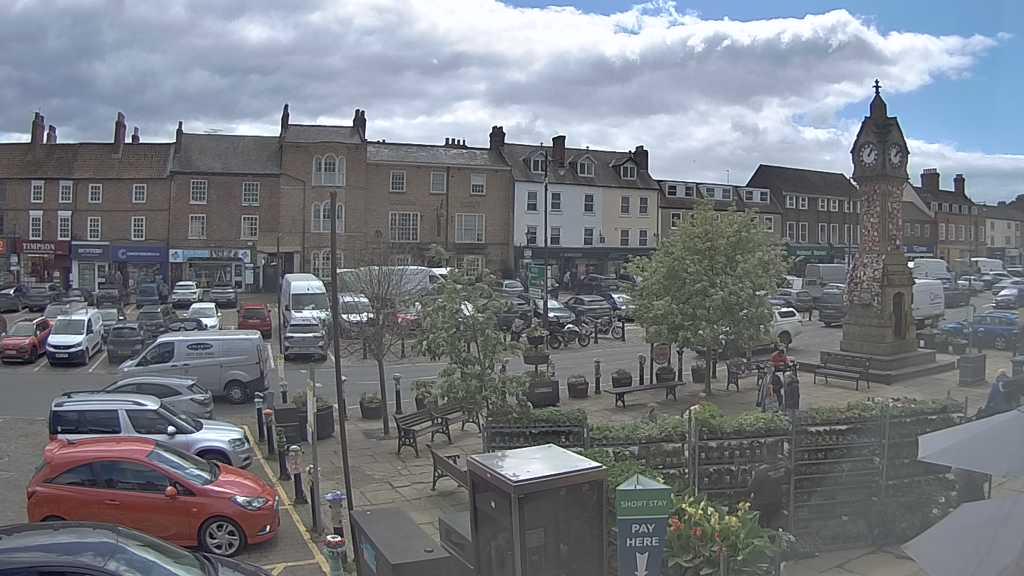 Thirsk webcam overlooking the Market Place