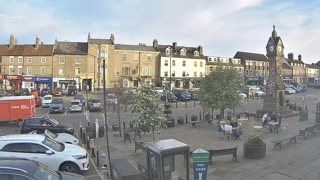 Thirsk webcam overlooking the Market Place