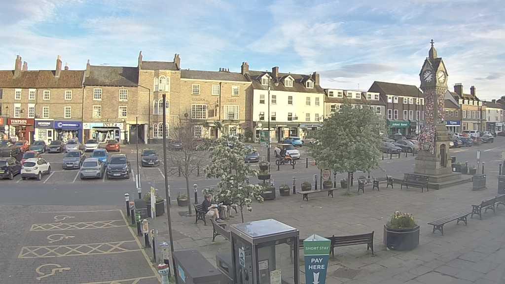 Thirsk webcam overlooking the Market Place