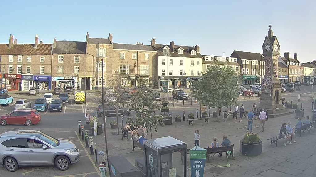 Thirsk webcam overlooking the Market Place