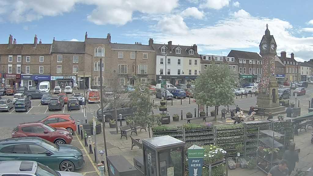 Thirsk webcam overlooking the Market Place