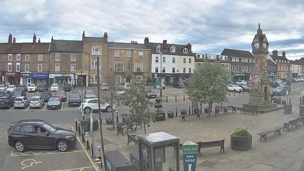 Thirsk webcam overlooking the Market Place