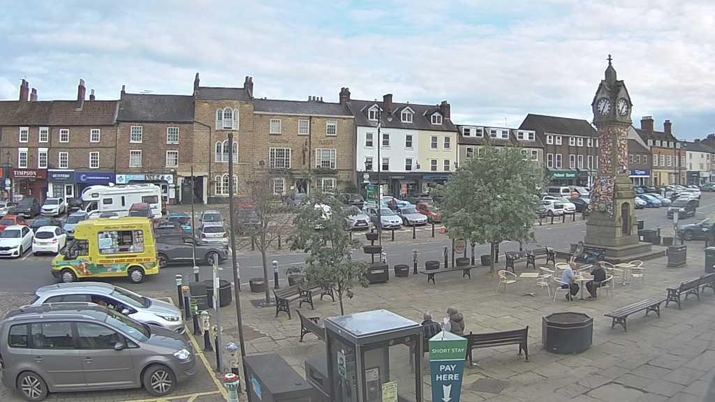 Thirsk webcam overlooking the Market Place