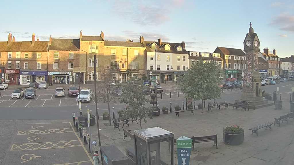 Thirsk webcam overlooking the Market Place