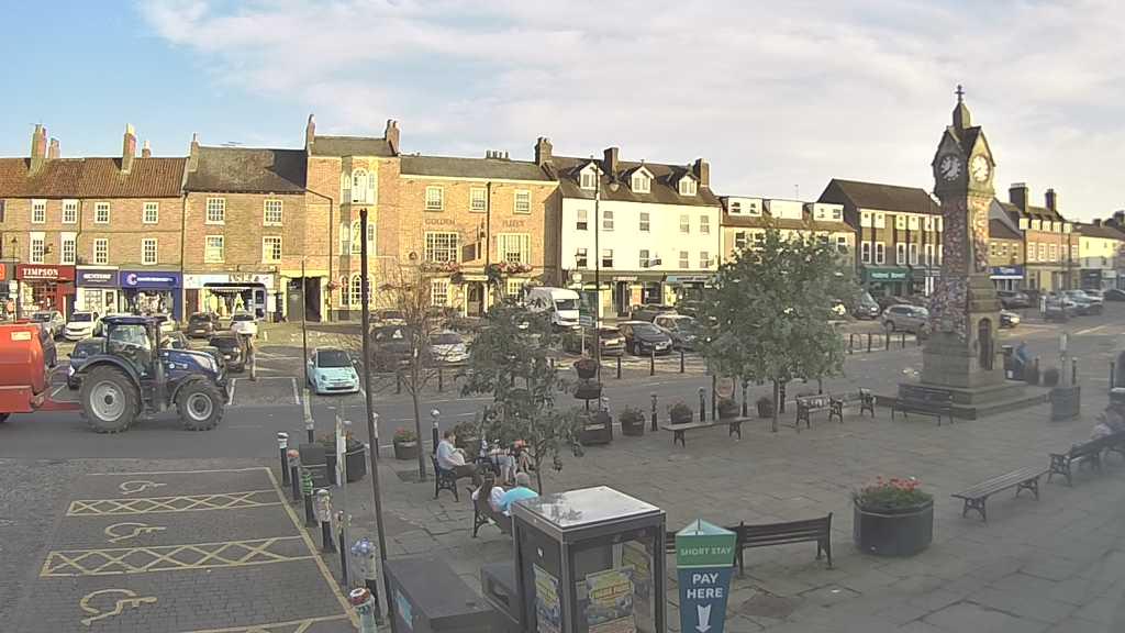 Thirsk webcam overlooking the Market Place