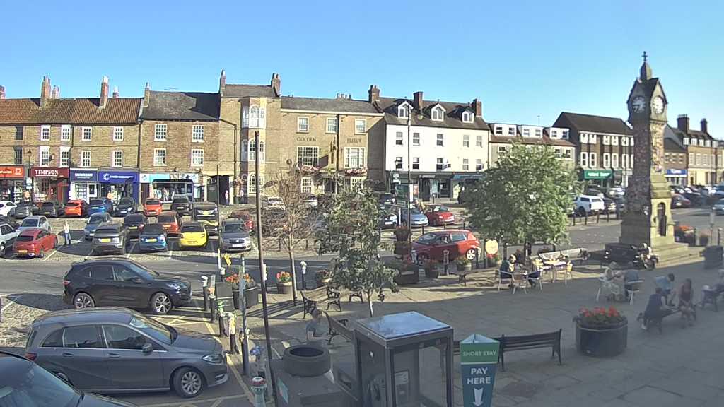 Thirsk webcam overlooking the Market Place
